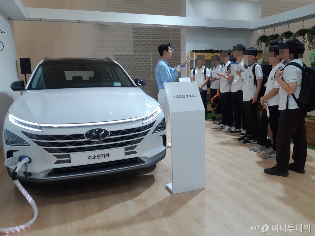 21일 서울 동대문디자인플라자(DDP)에서 열린 '2019 대한민국 수소엑스포'에서 수소전기차 '넥쏘' 설명을 듣는 한양공고 학생들. /사진=이건희 기자