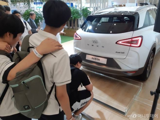 21일 서울 동대문디자인플라자(DDP)에서 열린 '2019 대한민국 수소엑스포'에서 수소전기차 '넥쏘' 설명을 듣는 한양공고 학생들. /사진=이건희 기자