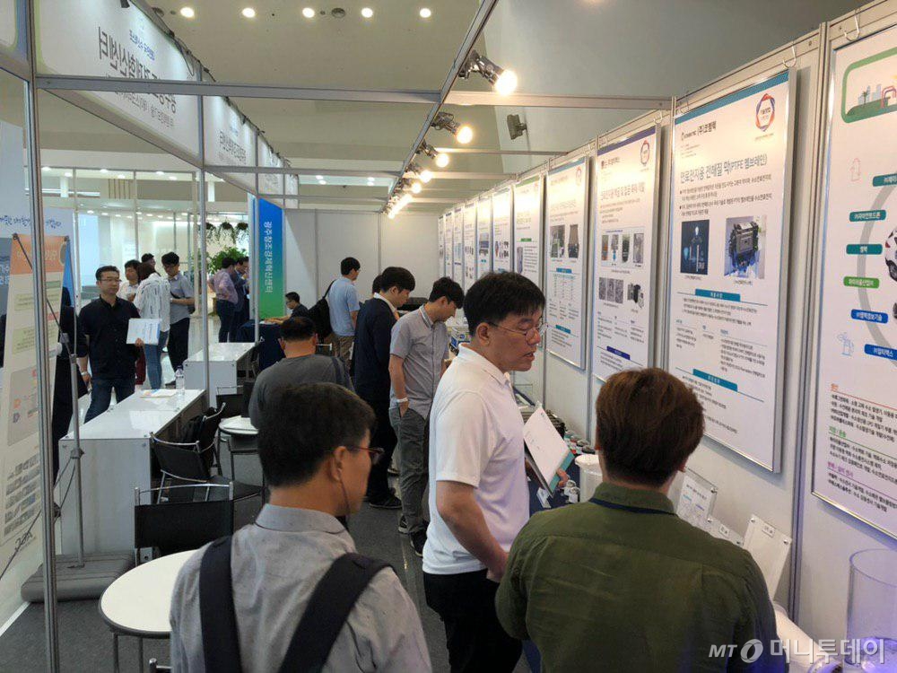 21일 서울 동대문디자인플라자(DDP)에서 열린 '2019 대한민국 수소엑스포'에서 스타트업 기술이 소개된 광주창조경제혁신센터 부스가 관람객들로 북적이고 있다./사진=고석용 기자