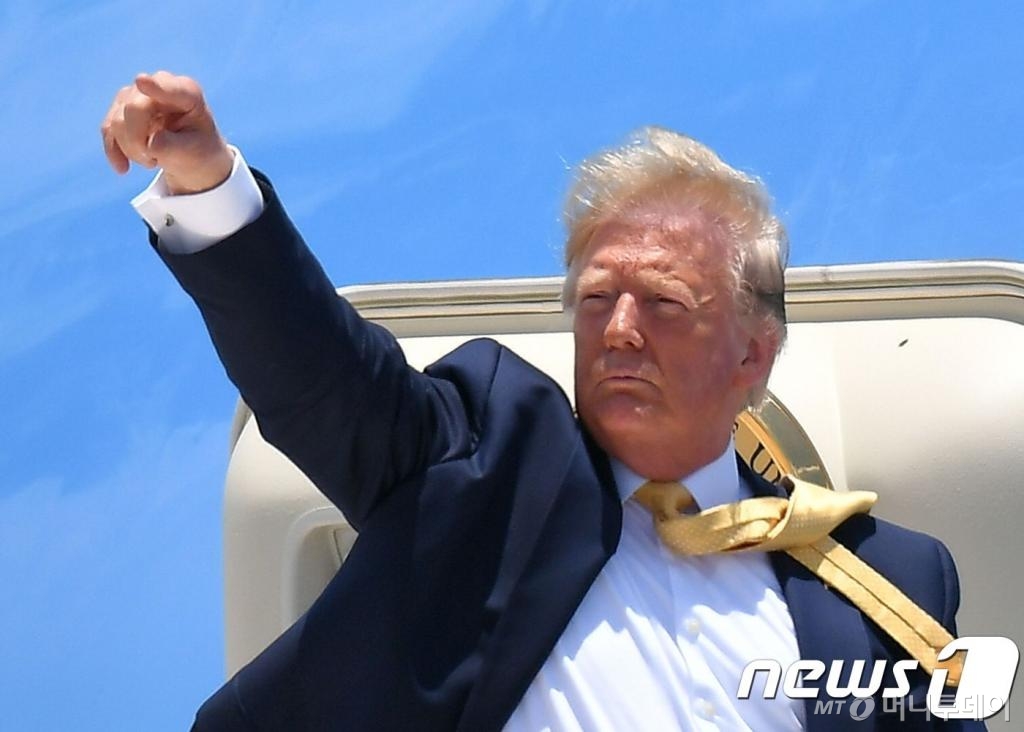 (마이애미 AFP=뉴스1) 우동명 기자 = 도널드 트럼프 미국 대통령이 19일(현지시간) 플로리다주 올랜도 암웨이센터에서 2020년 대선 재선 출정식을 마친 뒤 워싱턴으로 돌아가기 위해 마이애미 국제공항에서 전용기를 타고 있다. © AFP=뉴스1 <저작권자 © 뉴스1코리아, 무단전재 및 재배포 금지>