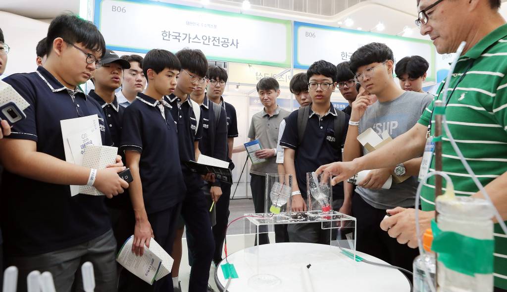  21일 서울 중구 동대문디자인플라자(DDP)에서 열린 국회수소경제포럼 주최, 머니투데이·국가기술표준원·수소융합얼라이언스추진단 공동 주관 '2019 대한민국 수소엑스포'를 찾은 용산고등학교 학생들이 수소 로켓 실험 부스를 둘러보고 있다. / 사진=김창현 기자 chmt@