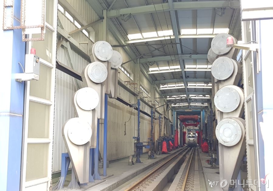 고속철도차량이 자동세척장치를 천천히 통과하고 있다./사진= 박미주 기자