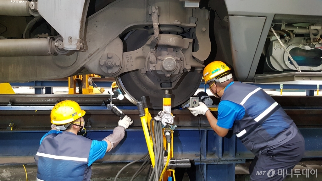 고양철도차량기지에서 직원들이 흠집 난 기차 바퀴를 복원하고 있다./사진= 박미주 기자
