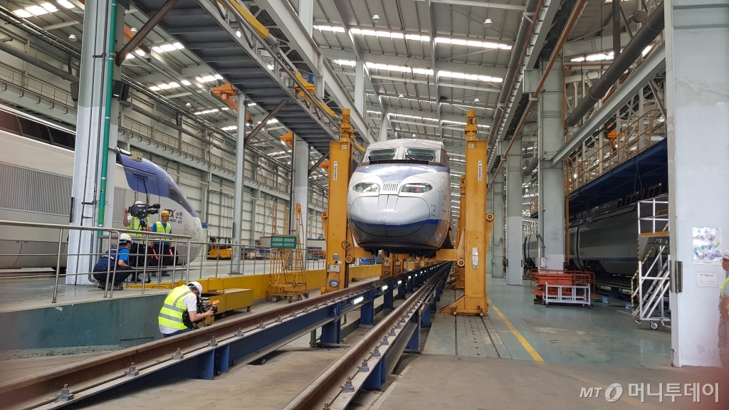 고양철도차량기지에서 700톤에 다하는 열차가 동시인양기로 들어올려지고 있다./사진= 박미주 기자