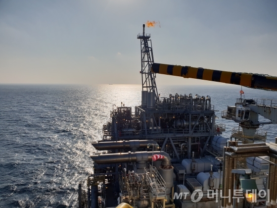 울산 남동쪽 58㎞에 위치한 ‘동해 가스전’ 플랫폼 상단에 위치한 붐 버너에서 붉은 불꽃이 나오고 있다. 붐 버너는 잔류가스를 태워 플랫폼 생산 안정성을 높이는 역할을 한다../사진제공=한국석유공사