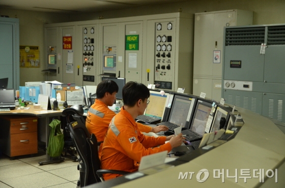 울산 남동쪽 58㎞에 해상에 위치한 ‘동해 가스전’ 플랫폼 중앙통제실 전경. 한국석유공사 직원들이 생산정 압력 변화 등을 실시간으로 모니터링하고 있다./사진=유영호 기자