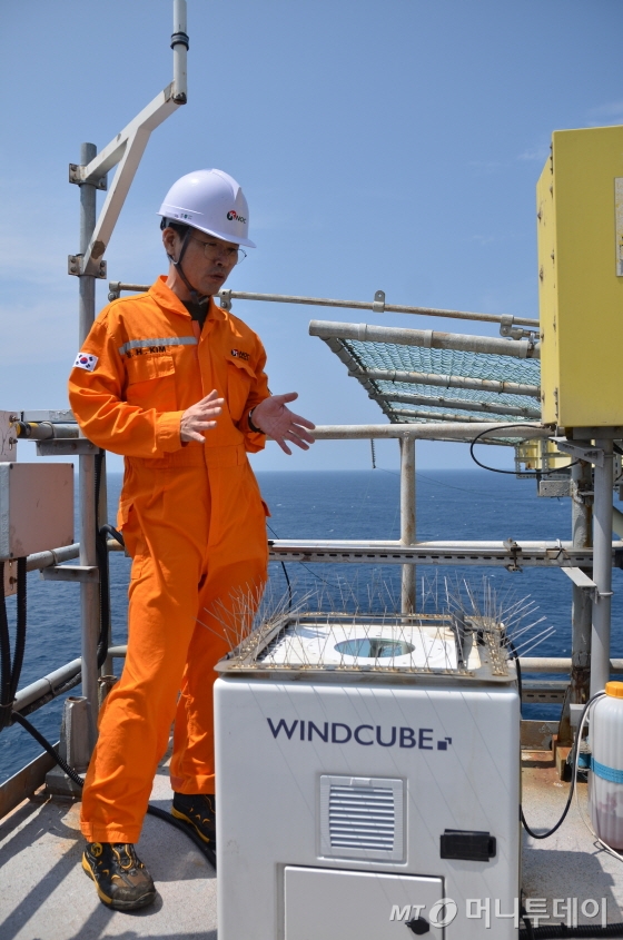 김성해 한국석유공사 동해가스전생산운영팀 부장이 플랫폼에 설치된 풍력자원측정장비에 대해 설명하고 있다./사진=유영호 기자
