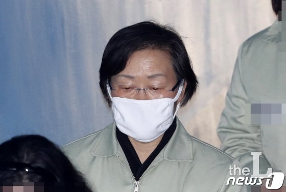 신연희 전 서울 강남구청장이 17일 오전 서울 서초구 서울중앙지방법원에서 열리는 '횡령·직권남용' 업무상횡령 등 항소심 선고 공판에 출석하고 있다. 2019.1.17/사진=뉴스1
