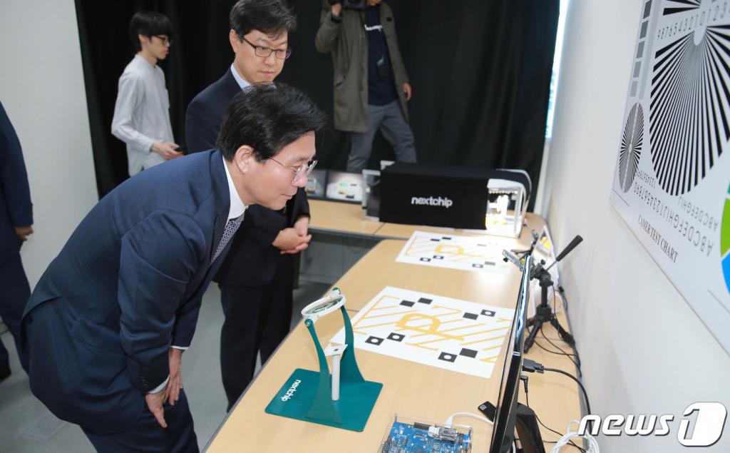 성윤모 산업통상자원부 장관이 23일 오후 경기도 성남시 분당구 시스템반도체 '시스템반도체 설계기업'인 넥스티칩을둘러보고 있다. 산업통상자원부는 차세대 지능형 반도체 기술개발 예산 1조96억원을 확보하고, 이 중 5대 유망분야 시스템반도체 설계 기술개발 분야에 2705억원을 팹리스기업에 투자한다고 이날 전했다. (산업통상자원부 제공) 2019.5.23/사진=뉴스1