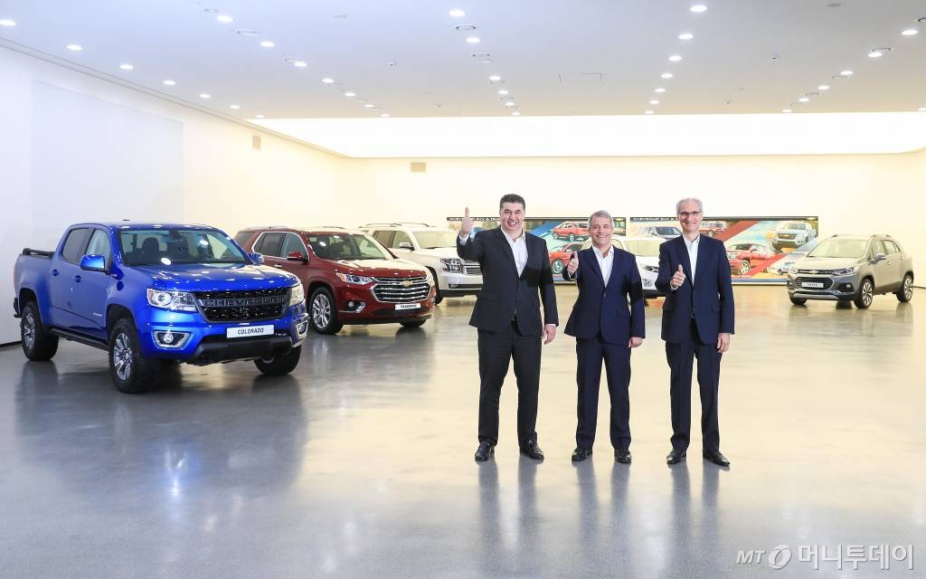 25일 인천 부평에 위치한 GM테크니컬센터코리아 디자인센터에 전시된 차량들 모습과 한국GM 경영진 모습. (왼쪽부터)한국GM 카허 카젬(Kaher Kazem) 사장, GM 수석 부사장 겸 GM 해외사업부문 줄리안 블리셋(Julian Blissett) 사장, 지엠테크니컬센터코리아 로베르토 렘펠(Roberto Rempel) 사장. /사진제공=한국GM