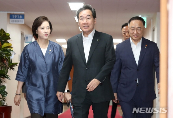 【서울=뉴시스】이영환 기자 = 이낙연 국무총리와 홍남기(오른쪽) 경제부총리 겸 기획재정부 장관, 유은혜(왼쪽) 사회부총리 겸 교육부 장관이 25일 오전 서울 종로구 정부서울청사에서 열린 국무회의에 참석하고 있다. 2019.06.25.  20hwan@newsis.com