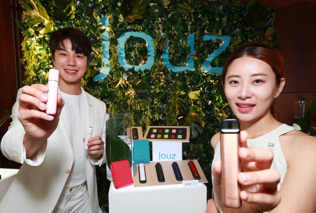 프리미엄 전자담배 죠즈(jouz)가 26일 오전 서울 중구 신라호텔에서 블루투스를 통해 모바일로 연동되는 궐련형 전자담배 디바이스와 신제품을 선보이고 있다. / 사진=이동훈 기자 photoguy@