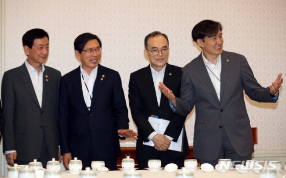 【서울=뉴시스】박진희 기자 = 진영 행정안전부 장관, 박상기 법무부 장관, 문무일 검찰총장, 조국 민정수석이 20일 청와대 집현실에서 열린 제4차 반부패 정책협의회에 참석해 회의 시작 전 대화를 나누고 있다. 2019.06.20.   pak7130@newsis.com