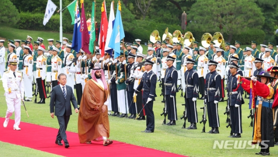 【서울=뉴시스】전신 기자 = 문재인 대통령과 무함마드 빈 살만 빈 압둘 아지즈 알-사우드(무함마드 빈 살만) 사우디아라비아 왕세자가 26일 청와대 대정원에서 열린 공식환영식에서 의장대를 사열하고 있다. 2019.06.26.   photo1006@newsis.com