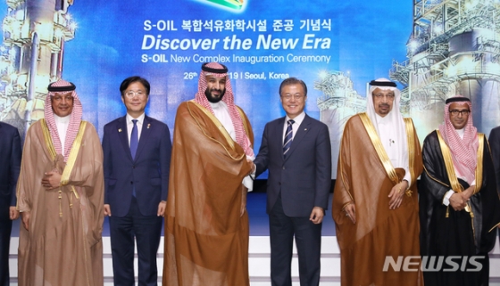 문재인 대통령이 26일 서울 중구 신라호텔에서 열린 에쓰오일 복합 석유화학시설 준공 기념식에서 무함마드 빈 살만 빈 압둘 아지즈 알-사우드(무함마드 빈 살만) 사우디아라비아 왕세자와 함께 기념촬영하고 있다. 왼쪽부터 알 트와이즈리 사우디 경제기획부 장관, 성윤모 산업통상자원부 장관, 사우디아라비아 왕세자, 문 대통령, 알 팔레 사우디 에너지산업광물자원부 장관, 알 무바라키 주한사우디대사./사진=뉴시스