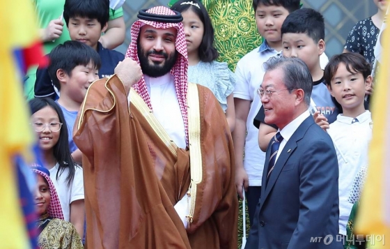 문재인 대통령과 무함마드 빈 살만 빈 압둘 아지즈 알-사우드(무함마드 빈 살만) 사우디아라비아 왕세자가 26일 청와대 대정원에서 열린 공식환영식에 입장하고 있다. /사진=뉴시스