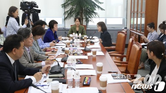 송희경 자유한국당 간사가 27일 오전 서울 여의도 국회에서 열린 여성가족위원회 법안심사소위원에서 자유한국당 불참을 전하고 있다. 여가위 법안소위는 한국당 의원들의 불참과 관계없이 법안을 의결했다/사진=뉴스1