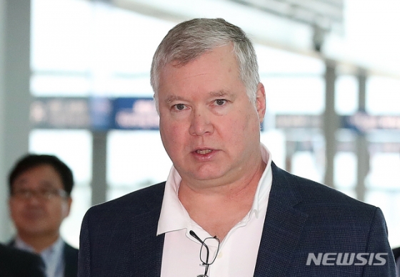 【인천공항=뉴시스】김선웅 기자 = 한미워킹그룹 참석 차 방한한 스티븐 비건 미국 국무부 대북정책특별대표가 11일 오전 인천국제공항을 통해 미국으로 귀국하고 있다. 2019.05.11.   mangusta@newsis.com
