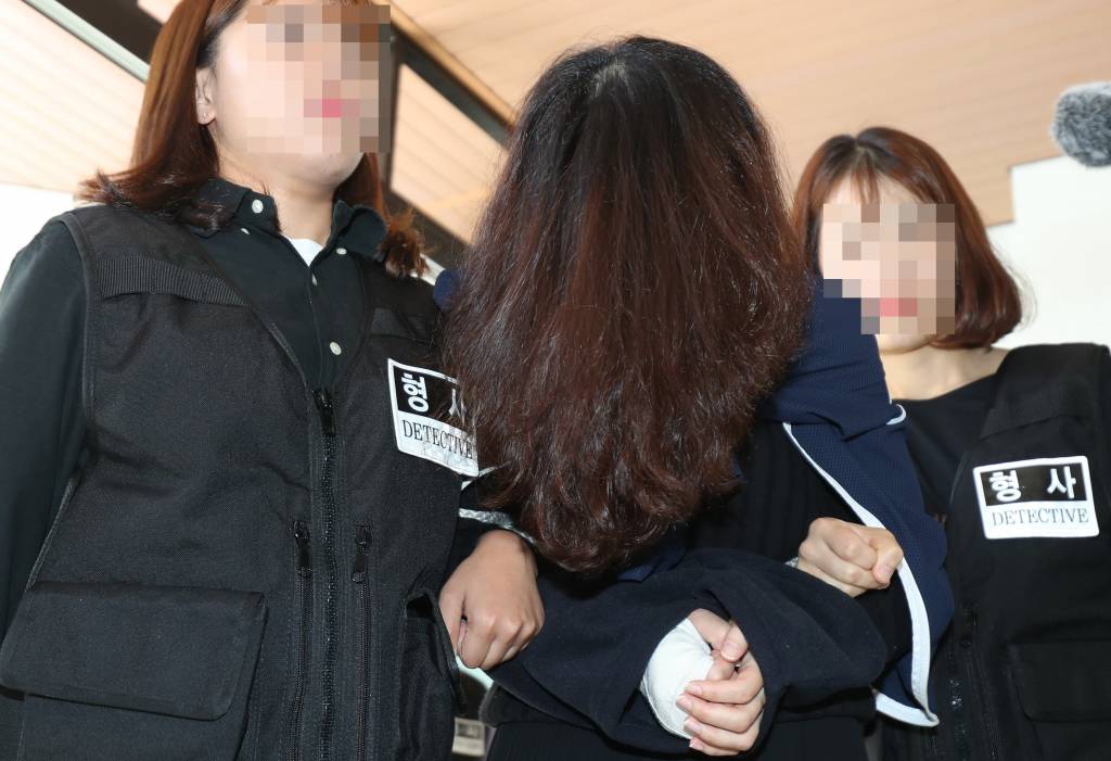 '제주 전 남편 살해 사건' 피의자 고유정(36)이 지난 12일 오전 제주 동부경찰서에서 제주지검으로 송치되고 있다./사진=뉴시스