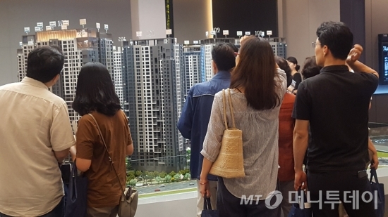 28일 서울 강남구 대치동 자이갤러리에서 관람객들이 '서초그랑자이' 모형을 보고 있다. /사진=송선옥 기자