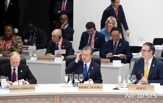 【오사카(일본)=뉴시스】전신 기자 = 문재인 대통령이 28일 오사카 국제컨벤션센터 인텍스오사카에서 세계 경제와 무역ㆍ투자를 주제로 한 G20 정상회의 첫 번째 세션에 참석해 있다. 2019.06.28.   photo1006@newsis.com