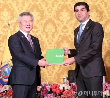 손창완 한국공항공사 사장(왼쪽)이 지난 5월 7일(현지시각) 에콰도르 수도 키토 대통령궁에서 오토 소넨홀츠너 부통령을 만나 만타공항의 30년 운영권 사업에 대한 제안서를 전달했다. /사진=한국공항공사