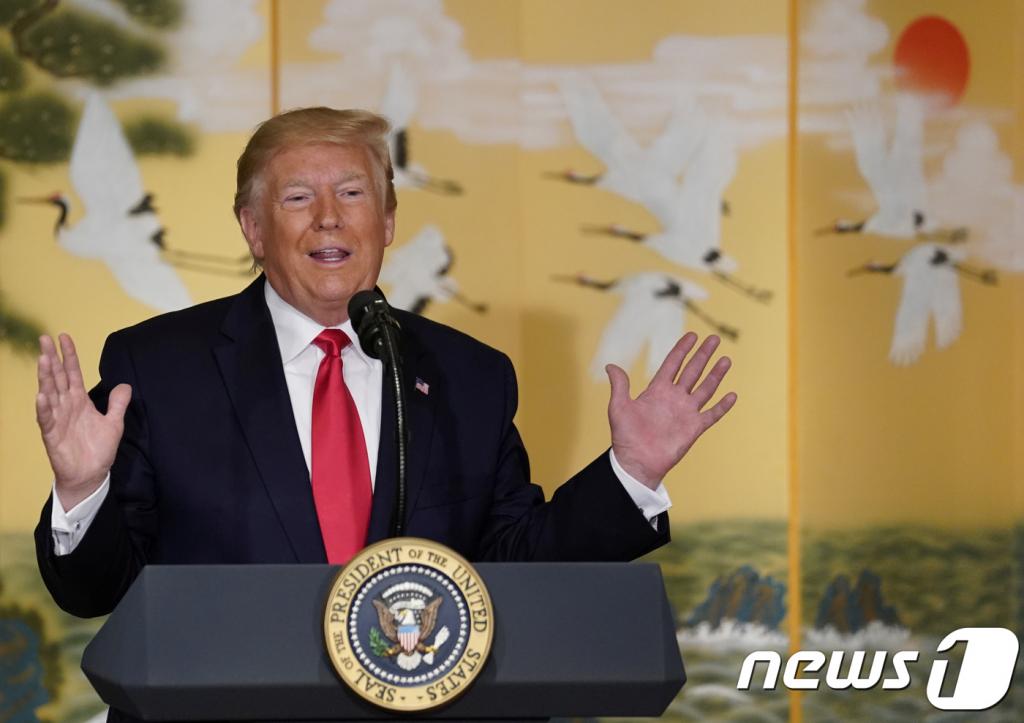 (로이터=뉴스1) 한상희 기자 =방한한 도널드 트럼프 미국 대통령이 30일 오전 서울 한남동 그랜드하얏트호텔에서 기업 총수들과 가진 간담회에서 연설을 하고 있다.   © 로이터=뉴스1  <저작권자 © 뉴스1코리아, 무단전재 및 재배포 금지>