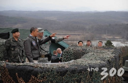 2012년 핵안보정상회의를 위해 방한한 오바마 미대통령이 판문점 공동경비구역을 방문하여 오피오울렛에서 관계자들의 설명을 듣고 있다. 판문점 공동경비구역=사진공동취재단 / 사진제공=사진공동취재단