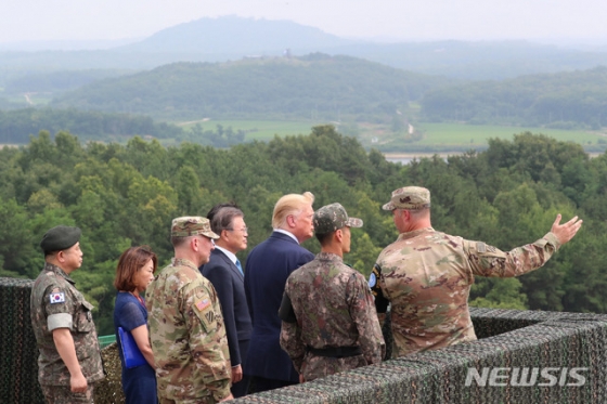 【서울=뉴시스】박진희 기자 = 문재인 대통령과 도널드 트럼프 미국 대통령이 30일 오후 경기 파주 판문점 인근 비무장지대(DMZ) 내 오울렛 초소(OP)에서 북한지역을 바라보고 있다. 2019.06.30.  pak7130@newsis.com
