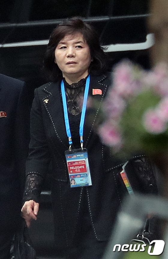 (하노이=뉴스1) 박세연 기자 = 최선희 북한 외무성 부상이 28일 오전(현지시간) 메트로폴호텔에서 열리는 김정은 북한 국무위원장과 도널드 트럼프 미국 대통령의 정상회담에 참석하기위해 숙소인 베트남 하노이 멜리아호텔을 나서고 있다. 2019.2.28/뉴스1  <저작권자 © 뉴스1코리아, 무단전재 및 재배포 금지>