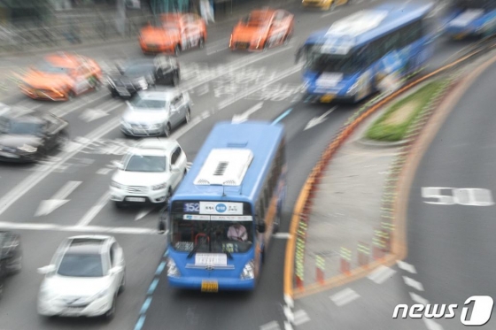 서울 시내버스 노사가 마라톤 협상 끝에 파업 결정을 철회한 5월 15일 오전 서울 중구 서울역 버스종합환승센터 주변에서 버스가 운행되고 있다. /사진=뉴스1