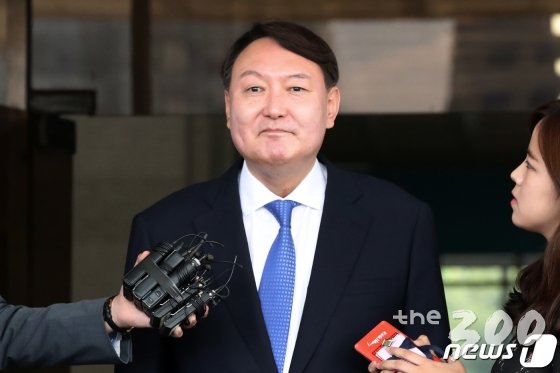 차기 검찰총장에 지명된 윤석열 서울중앙지검장이 지난달 17일 서울 서초구 서울중앙지방검찰청에서 취재진의 질문을 받고 있다. /사진=뉴스1