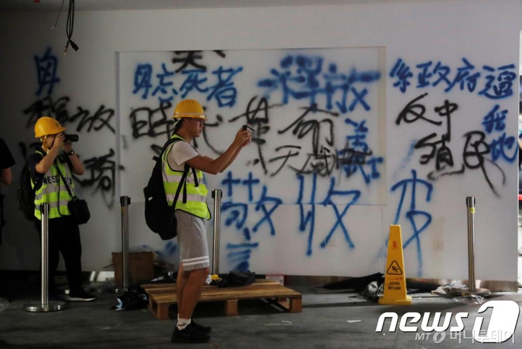 (홍콩 로이터=뉴스1) 우동명 기자 = 1일(현지시간) 홍콩 시위대가 주권 반환 22주년을 맞아 '범죄인 인도 법안' 완전 철폐, 케리 람 행정장관 사퇴 등을 요구하며 입법회 건물로 진입해 구호를 써놓고 있다.  © 로이터=뉴스1  <저작권자 © 뉴스1코리아, 무단전재 및 재배포 금지>