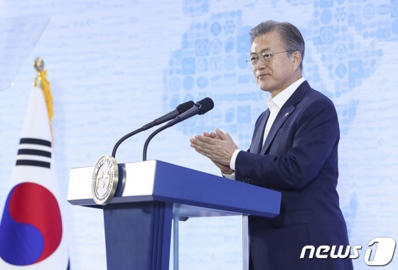 문재인 대통령이 지난달 19일 경기 안산 스마트제조혁신센터에서 열린 '제조업 르네상스 비전 선포식'에서 박수를 치고 있다. /사진=청와대