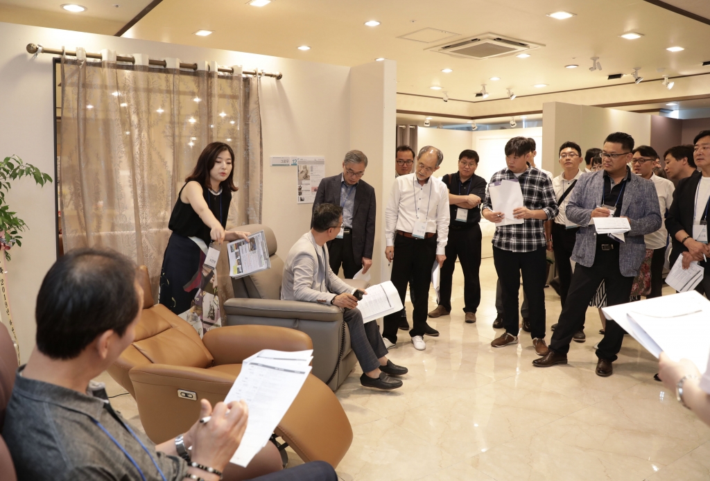 에몬스 가구 직원이 3일 인천 남동공단 내 에몬스 본사 신상품 품평회에서 대리점주 앞에서 제품 설명을 하고 있다./사진제공=에몬스