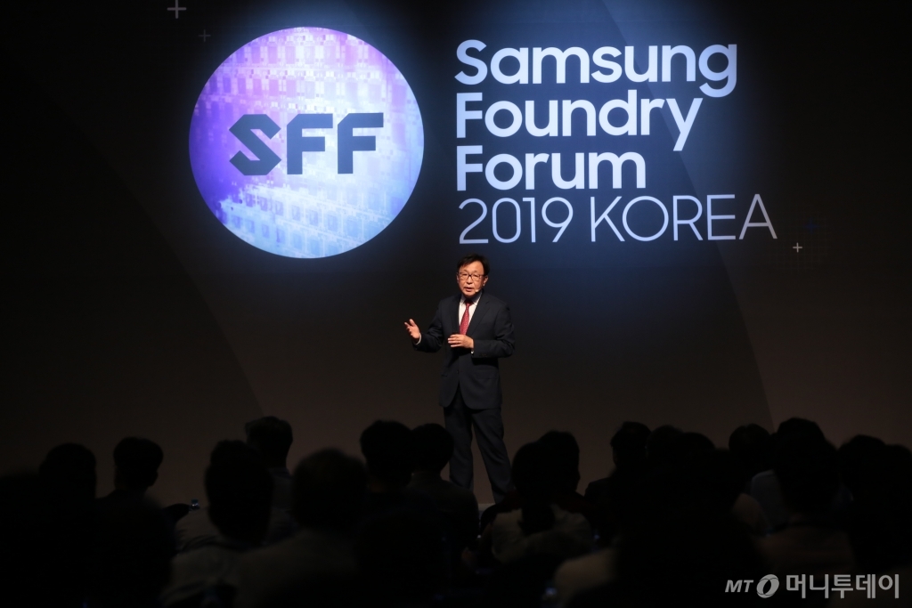 삼성전자 파운드리사업부 정은승 사장이 3일 서울 그랜드 인터컨티넨탈 파르나스 호텔에서열린 '삼성파운드리 포럼 2019 코리아' 행사에서 기조 연설을 하고 있다. /사진=삼성전자 제공<br>