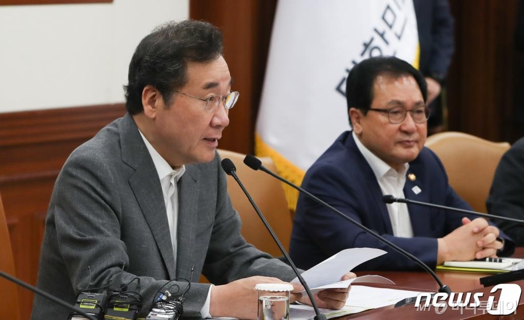 (서울=뉴스1) 허경 기자 = 이낙연 국무총리가 4일 서울 세종로 정부서울청사에서 열린 국정현안점검조정회의에서 모두발언을 하고 있다. 2019.7.4/뉴스1 <저작권자 © 뉴스1코리아, 무단전재 및 재배포 금지>