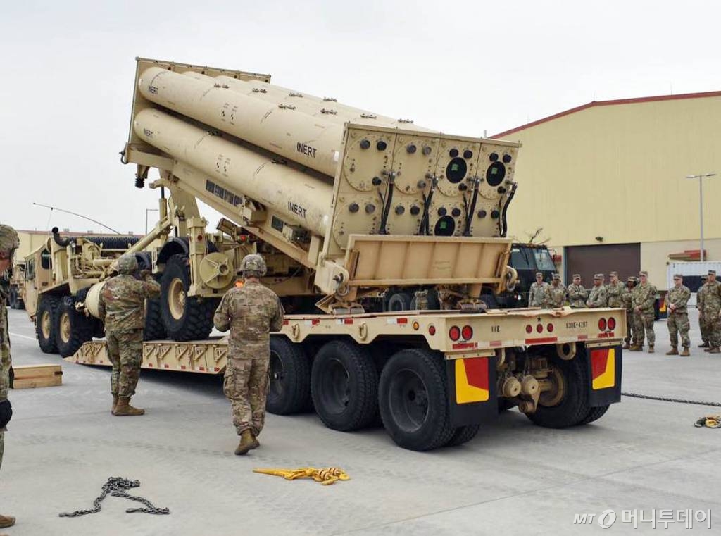 【서울=뉴시스】주한미군이 지난 15~20일 사드(THAAD·고고도미사일방어체계) 발사대를 평택기지에 전개해 모의탄 장착 훈련을 했다. 사진은 지난 20일 주한미군 페이스북에 올라온 훈련 모습. 2019.04.24. (사진=주한미군 페이스북 캡처) photo@newsis.com