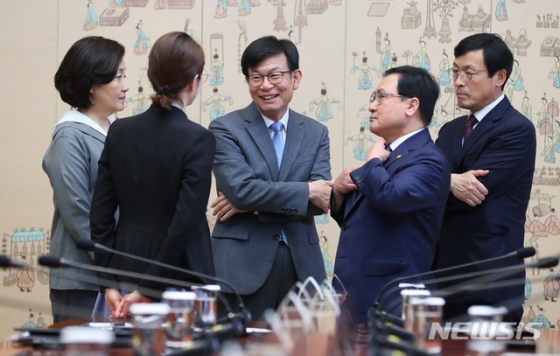 【서울=뉴시스】전신 기자 = 김상조 정책실장이 4일 청와대 본관에서 문재인 대통령과 손정의 일본 소프트뱅크 회장 접견 전 참석자들과 대화하고 있다. 왼쪽부터 박영선 중소벤처기업부 장관, 고민정 대변인, 김 정책실장, 유영민 과학기술정보통신부 장관, 이호승 경제수석. 2019.07.04.   photo1006@newsis.com
