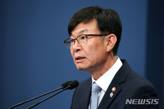 【서울=뉴시스】박진희 기자 = 김상조 청와대 정책실장. 2019.06.21. pak7130@newsis.com