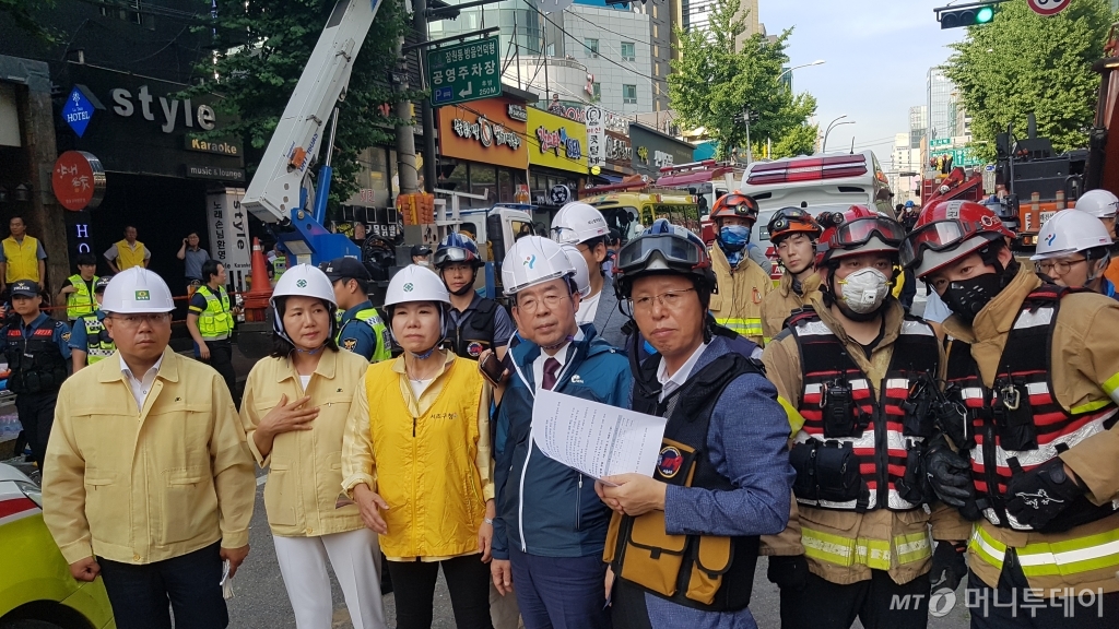 박원순 서울시장이 4일 오후 서울 서초구 잠원동 붕괴사고 현장에서 상황보고를 받고 있다. /사진제공=서울시