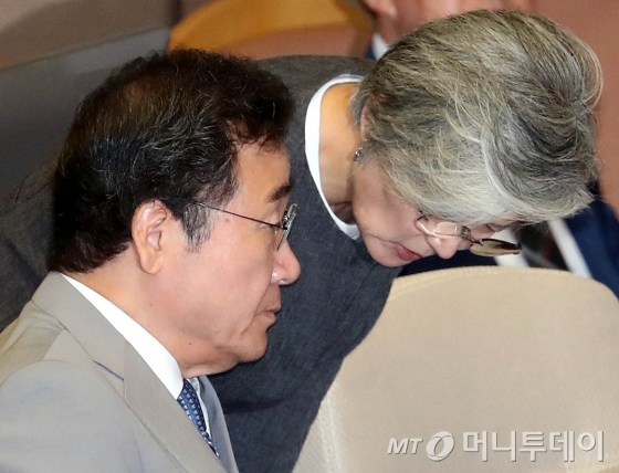  이낙연 국무총리와 강경화 외교부장관이 3일 오전 서울 여의도 국회 본회의장에서 이야기를 나누고 있다. / 사진=홍봉진 기자 honggga@