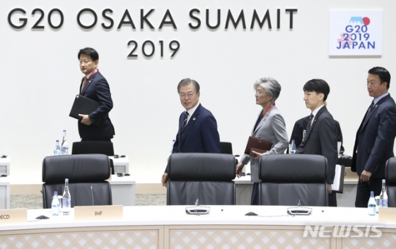 【오사카(일본)=뉴시스】박진희 기자 = 문재인 대통령이 29일 오사카 국제컨벤션센터 인텍스 오사카에서  '불평등해소 및 포용적이고 지속가능한 세계 실현'를 주제로 열린 G20 정상회의 세 번째 세션에 참석하고 있다. 2019.06.29.   pak7130@newsis.com