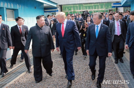 【서울=뉴시스】북한 노동신문은 김정은 국무위원장이 지난달 30일 판문점 남측지역에서 문재인 대통령, 도널드 트럼프 미국 대통령과 회동했다고 1일 보도했다. 2019.07.01. (출처=노동신문)  photo@newsis.com