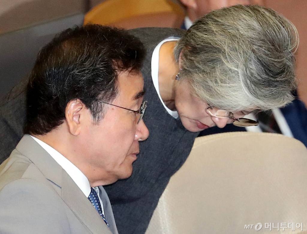 이낙연 국무총리와 강경화 외교부장관이 3일 오전 서울 여의도 국회 본회의장에서 이야기를 나누고 있다. / 사진=홍봉진 기자 honggga@
