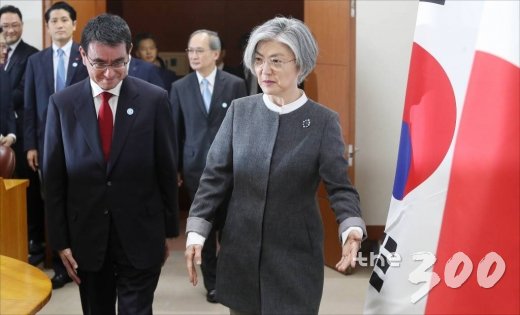 강경화 외교부 장관(오른쪽)과 고노 타로 일본 외무상이 11일 오전 서울 세종대로 외교부 청사에서 한일 외교장관회담을 갖기 위해 입장하고 있다./사진=이기범 기자
