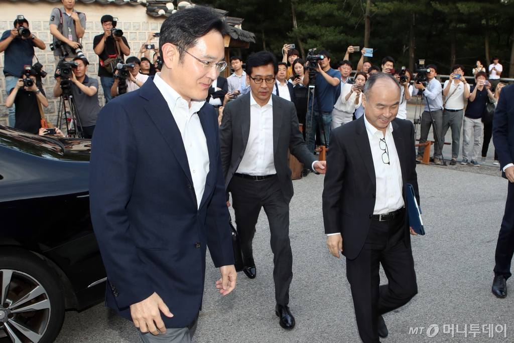 이재용 삼성전자 부회장과 손정의 일본 소프트뱅크 회장이 지난 4일 오후 서울 성북구 한국가구박물관으로 국내 기업 총수들과의 만찬 회동을 위해 함께 들어서고 있다. /사진=이기범 기자