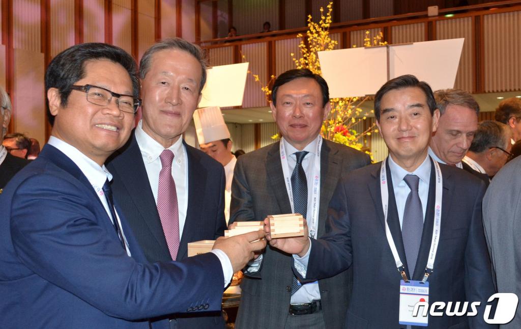 허창수 전국경제인연합회(전경련) 회장과 신동빈 롯데그룹 회장을 비롯한 B20 도쿄 서밋 한국대표단이 지난 3월14일 공식 환영리셉션인 '일본의 밤' 행사에 참석해 참석자들과 기념촬영을 하고 있다. 사진 왼쪽에서 두번째가 허 회장, 세번째가 신 회장. /사진제공=전경련