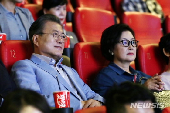 【서울=뉴시스】전신 기자 = 문재인 대통령과 부인 김정숙 여사가 23일 서울 용산구 한 극장에서 영화 '기생충'을 관람하고 있다. 2019.06.23. (사진=청와대 제공)   photo@newsis.com