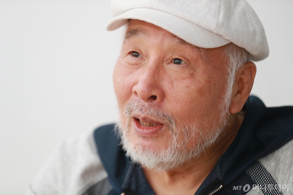 생애 마지막 음반 낸 가수 김도향. 새 음반에서 그는 재즈 리듬을 기반으로 중후하고 꾸밈없는 보컬를 입혀 듣는 이의 귀를 잡아챈다. /사진=이동훈 기자